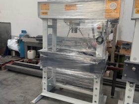  KUMAK MARKA 100 TON GEZER PSTONLU HDROLK ATLYE PRES SIFIR 